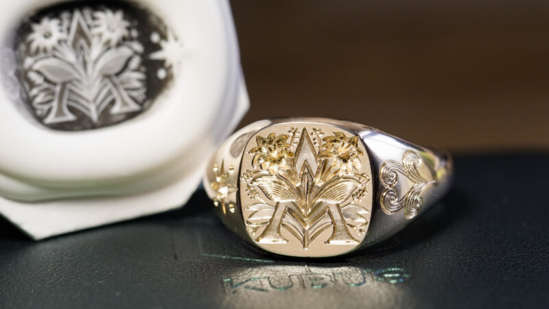 Hand Engraved Mellow Square Signet Ring(K9YG)「A+ハルリンドウ」+「太陽」+「風」 Hand Engraved Mellow Square Signet Ring(K9YG)「A+ハルリンドウ」+「太陽」+「風」