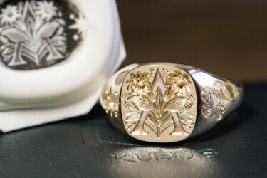 Hand Engraved Mellow Square Signet Ring(K9YG)「A+ハルリンドウ」+「太陽」+「風」 Hand Engraved Mellow Square Signet Ring(K9YG)「A+ハルリンドウ」+「太陽」+「風」