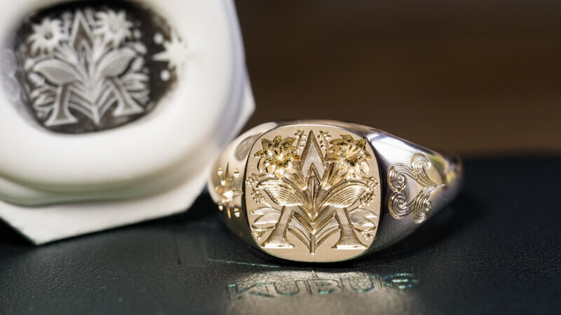 「A+ハルリンドウ」(+側面彫刻(「太陽のモチーフ」、「風のモチーフ」)) 紋章のようなデザイン+模様やモチーフ