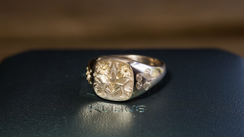 Hand Engraved Mellow Square Signet Ring(K9YG)「A+ハルリンドウ」+「太陽」+「風」_5 Hand Engraved Mellow Square Signet Ring(K9YG)「A+ハルリンドウ」+「太陽」+「風」_5