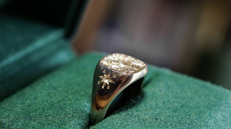 Hand Engraved Mellow Square Signet Ring(K9YG)「A+ハルリンドウ」+「太陽」+「風」_3 Hand Engraved Mellow Square Signet Ring(K9YG)「A+ハルリンドウ」+「太陽」+「風」_3