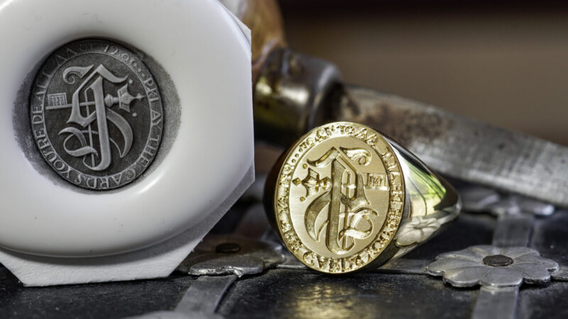 Hand Engraved Oval Signet Ring(K18YG) 「千S」＋「鍵（＋王冠）」＋「モットー」