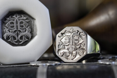 Hand Engraved Octagon Signet Ring(K18WG)「曹」(裏面彫刻:「Z、R」) Hand Engraved Octagon Signet Ring(K18WG)「曹」(裏面彫刻:「Z、R」)