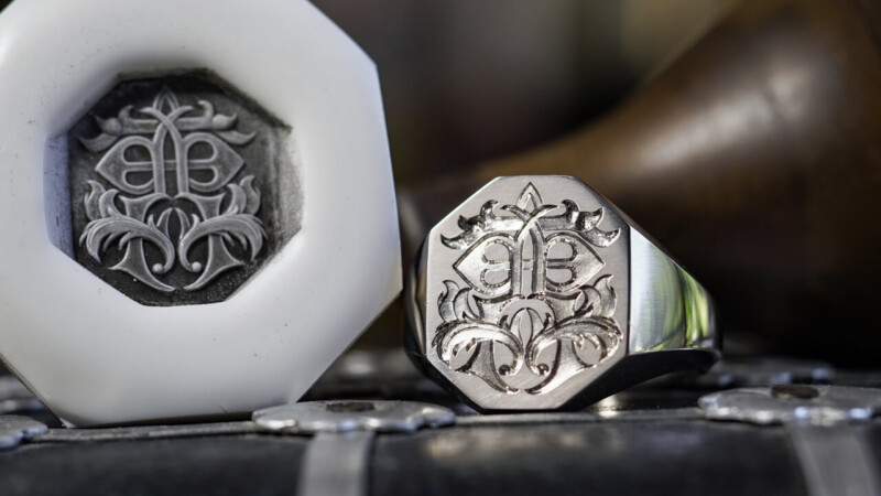 Hand Engraved Octagon Signet Ring(K18WG)「曹」(裏面彫刻:「Z、R」) Hand Engraved Octagon Signet Ring(K18WG)「曹」(裏面彫刻:「Z、R」)