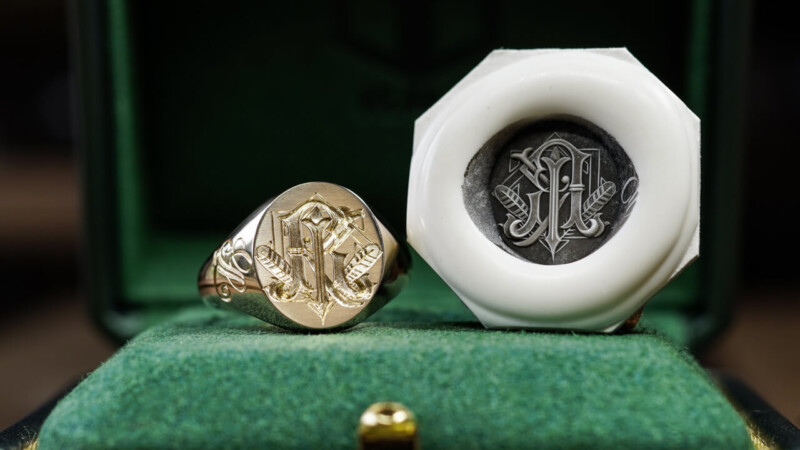 Hand Engraved Oval Signet Ring(K10YG)「RK」+「家紋（組み合い角に違い鷹の羽根）」（側面彫刻：「GL」）