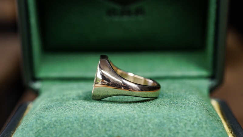 Hand Engraved Oval Signet Ring(K10YG)「RK」+「家紋（組み合い角に違い鷹の羽根）」（側面彫刻：「GL」）_5