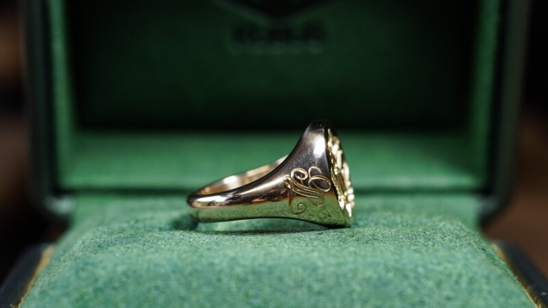 Hand Engraved Oval Signet Ring(K10YG)「RK」+「家紋（組み合い角に違い鷹の羽根）」（側面彫刻：「GL」）_11