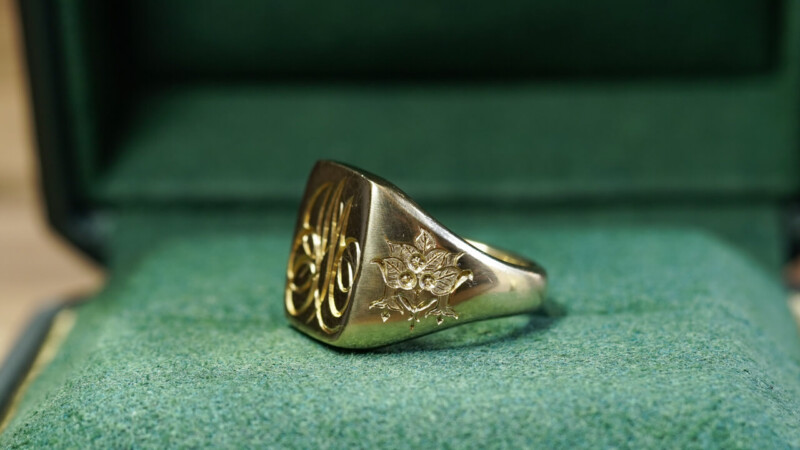 Hand Engraved Rectangle Signet Ring「M+ブルーベリー」+「M+稲穂」(K18YG) Hand Engraved Rectangle Signet Ring「M+ブルーベリー」+「M+稲穂」(K18YG)