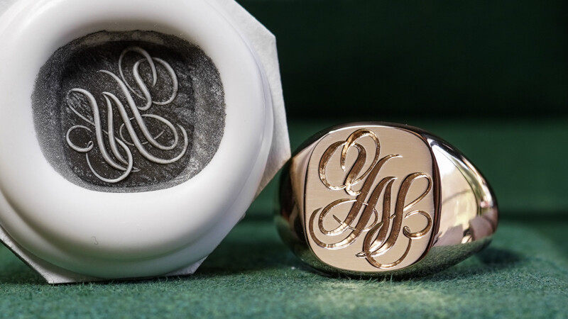 「YN」 筆記体をもとにした流れるようなデザイン(アルファベット2文字)