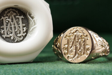 Hand Engraved Oval Signet Ring(K9YG)「AHJ+太陽(歯車)」+「Y(側面彫刻)」 Hand Engraved Oval Signet Ring(K9YG)「AHJ+太陽(歯車)」+「Y(側面彫刻)」