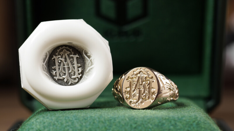Hand Engraved Oval Signet Ring(K9YG)「AHJ＋太陽（歯車）」＋「Y（側面彫刻）」
