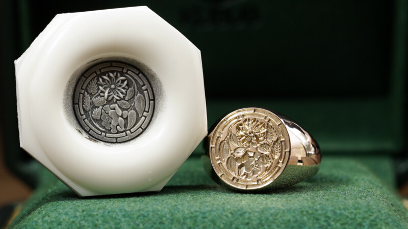 Hand Engraved Circle Signet Ring(K10YG)「菊桃+椿+源氏車輪紋(お持ち込みデザイン)」 Hand Engraved Circle Signet Ring(K10YG)「菊桃+椿+源氏車輪紋(お持ち込みデザイン)」