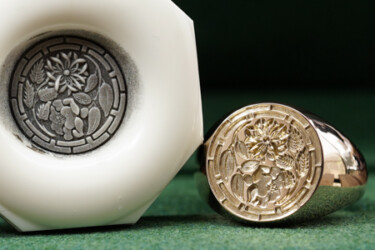Hand Engraved Circle Signet Ring(K10YG)「菊桃+椿+源氏車輪紋(お持ち込みデザイン)」 Hand Engraved Circle Signet Ring(K10YG)「菊桃+椿+源氏車輪紋(お持ち込みデザイン)」