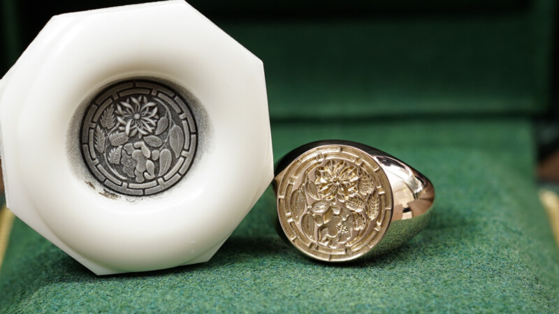 Hand Engraved Circle Signet Ring(K10YG)「菊桃+椿+源氏車輪紋(お持ち込みデザイン)」_2 Hand Engraved Circle Signet Ring(K10YG)「菊桃+椿+源氏車輪紋(お持ち込みデザイン)」_2