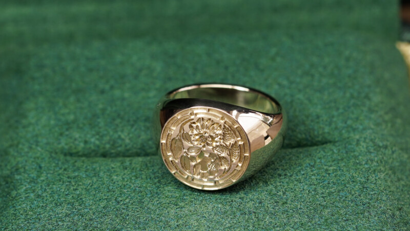 Hand Engraved Circle Signet Ring(K10YG)「菊桃+椿+源氏車輪紋(お持ち込みデザイン)」_6 Hand Engraved Circle Signet Ring(K10YG)「菊桃+椿+源氏車輪紋(お持ち込みデザイン)」_6