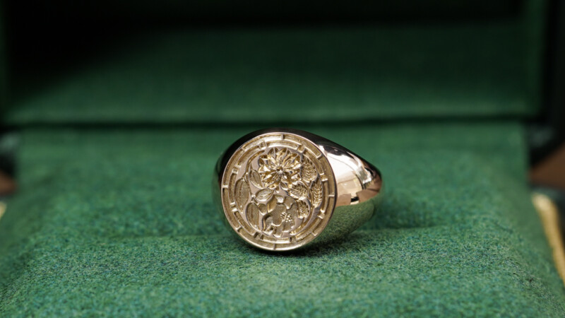 Hand Engraved Circle Signet Ring(K10YG)「菊桃+椿+源氏車輪紋(お持ち込みデザイン)」_5 Hand Engraved Circle Signet Ring(K10YG)「菊桃+椿+源氏車輪紋(お持ち込みデザイン)」_5