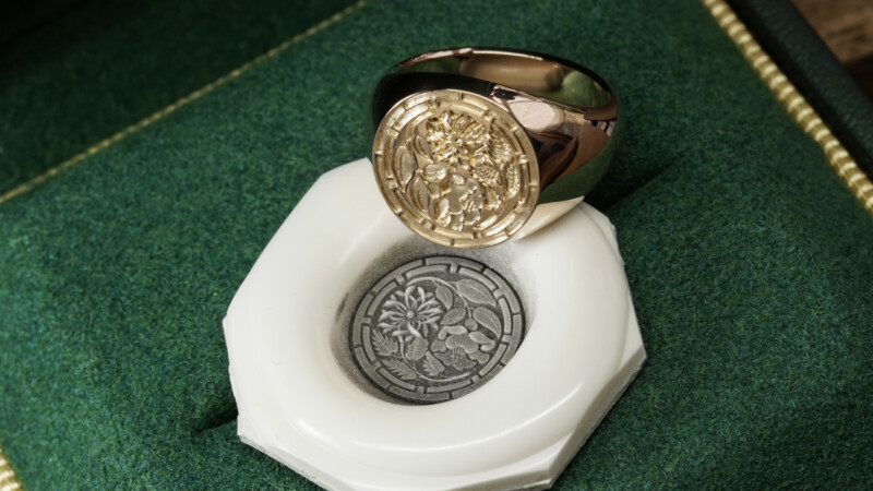 Hand Engraved Circle Signet Ring(K10YG)「菊桃+椿+源氏車輪紋(お持ち込みデザイン)」_4 Hand Engraved Circle Signet Ring(K10YG)「菊桃+椿+源氏車輪紋(お持ち込みデザイン)」_4