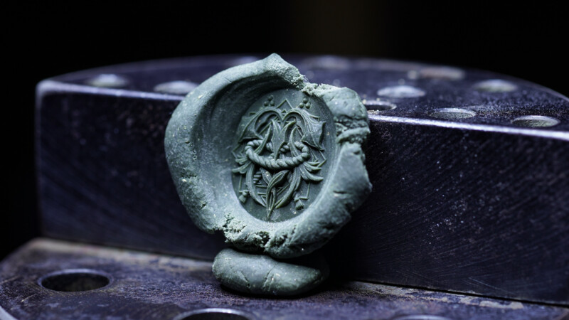 Hand Engraved Oval Signet Ring(K18YG)「MT（アヤメ）＋家紋（組み合い角に三つ星）＋綱（結び）」＋「Y＋登り鯉（側面彫刻）」_32