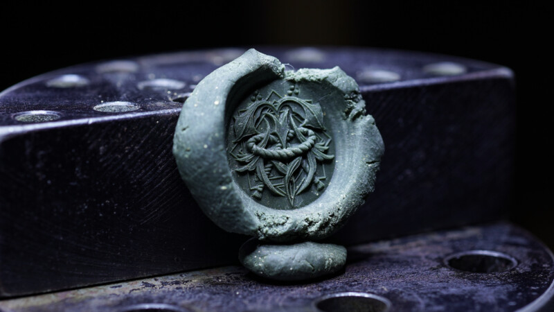 Hand Engraved Oval Signet Ring(K18YG)「MT（アヤメ）＋家紋（組み合い角に三つ星）＋綱（結び）」＋「Y＋登り鯉（側面彫刻）」_33