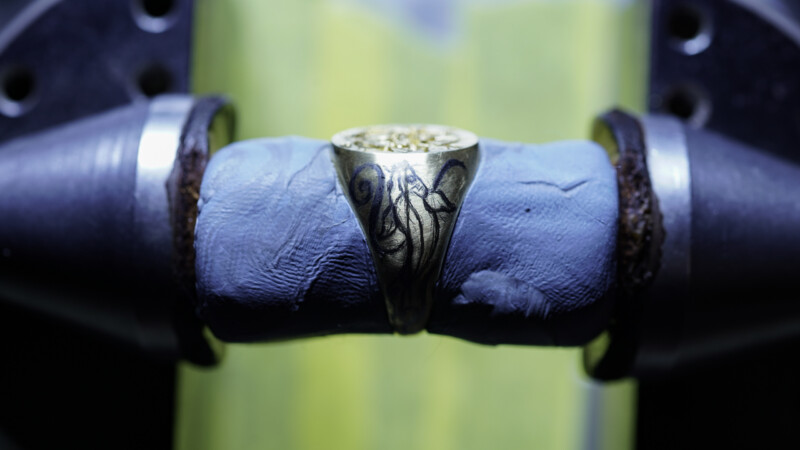 Hand Engraved Oval Signet Ring(K18YG)「MT（アヤメ）＋家紋（組み合い角に三つ星）＋綱（結び）」＋「Y＋登り鯉（側面彫刻）」_29