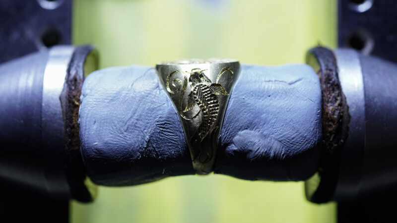 Hand Engraved Oval Signet Ring(K18YG)「MT（アヤメ）＋家紋（組み合い角に三つ星）＋綱（結び）」＋「Y＋登り鯉（側面彫刻）」_28