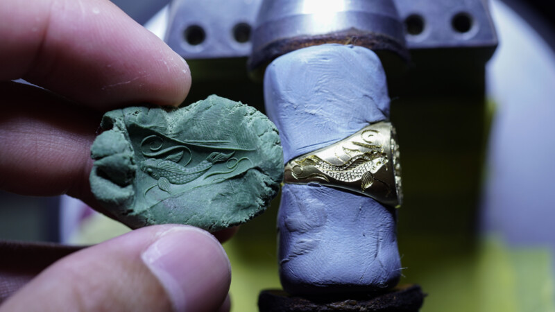 Hand Engraved Oval Signet Ring(K18YG)「MT（アヤメ）＋家紋（組み合い角に三つ星）＋綱（結び）」＋「Y＋登り鯉（側面彫刻）」_27