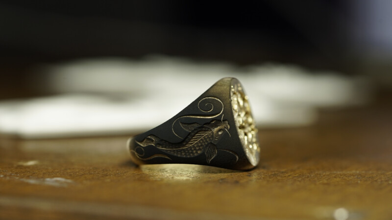 Hand Engraved Oval Signet Ring(K18YG)「MT（アヤメ）＋家紋（組み合い角に三つ星）＋綱（結び）」＋「Y＋登り鯉（側面彫刻）」_25