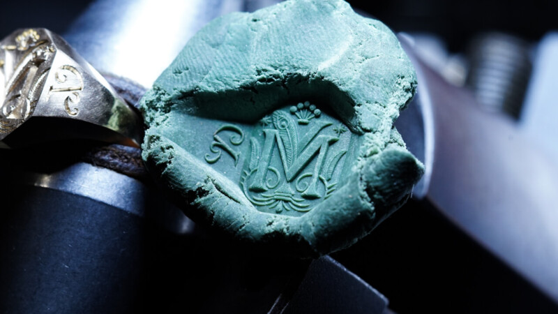 Hand Engraved Octagon Signet Ring(K9YG) 「YM+孔雀を表すモチーフ（冠羽、羽根、模様）」+「๙（タイ数字９）」_10