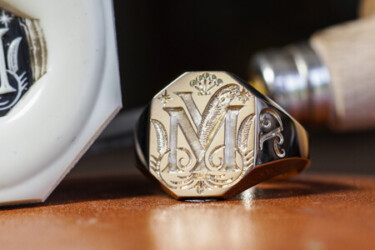 Hand Engraved Octagon Signet Ring(K9YG) 「YM+孔雀を表すモチーフ(冠羽、羽根、模様)」+「๙(タイ数字9)」 Hand Engraved Octagon Signet Ring(K9YG) 「YM+孔雀を表すモチーフ(冠羽、羽根、模様)」+「๙(タイ数字9)」