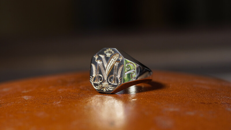 Hand Engraved Octagon Signet Ring(K9YG) 「YM+孔雀を表すモチーフ（冠羽、羽根、模様）」+「๙（タイ数字９）」_2