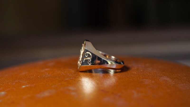 Hand Engraved Octagon Signet Ring(K9YG) 「YM+孔雀を表すモチーフ（冠羽、羽根、模様）」+「๙（タイ数字９）」_3