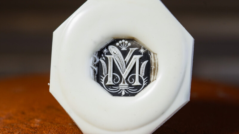 Hand Engraved Octagon Signet Ring(K9YG) 「YM+孔雀を表すモチーフ（冠羽、羽根、模様）」+「๙（タイ数字９）」_8
