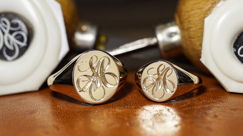 左右共に「SA」 筆記体をもとにした流れるようなデザイン(アルファベット2文字)