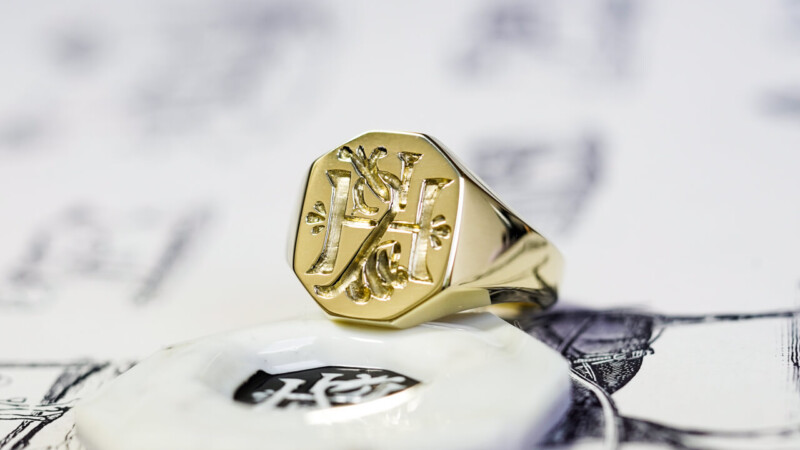 【Semi-custom made】Hand Engraved Octagon Signet Ring(18ct Yellow Gold(K18YG)) 「KH」 【Semi-custom made】Hand Engraved Octagon Signet Ring(18ct Yellow Gold(K18YG)) 「KH」