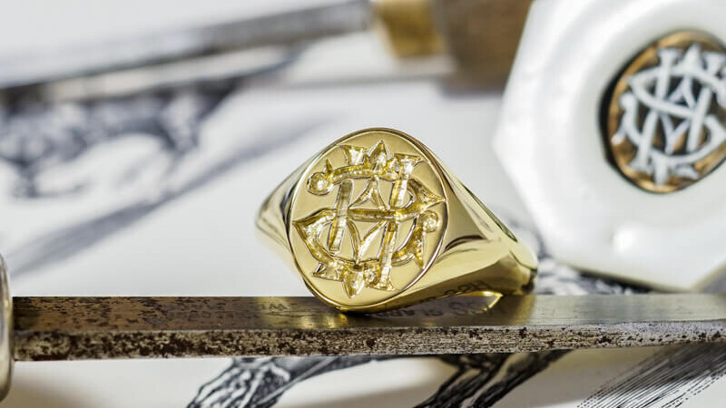 「HS」※反転彫り 紋章のようなデザイン