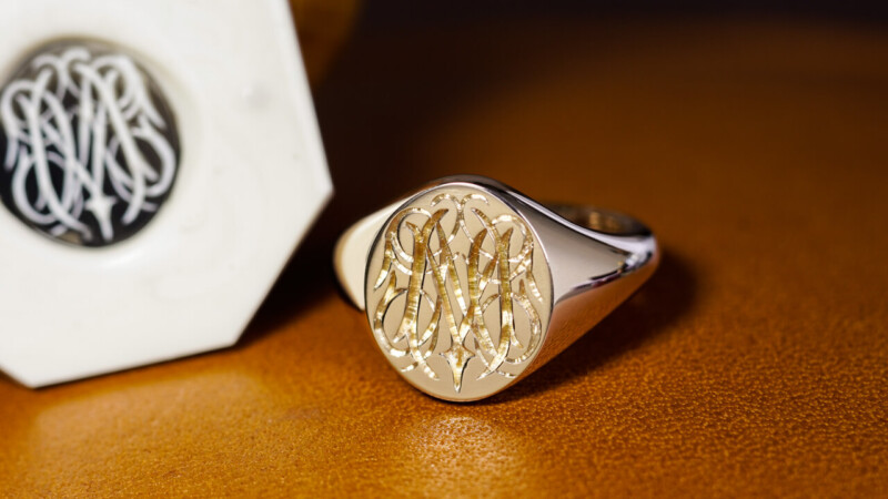 【Semi-custom made】Hand Engraved Oval Signet Ring(9ct Yellow Gold(K9YG)) 「MN」 【Semi-custom made】Hand Engraved Oval Signet Ring(9ct Yellow Gold(K9YG)) 「MN」