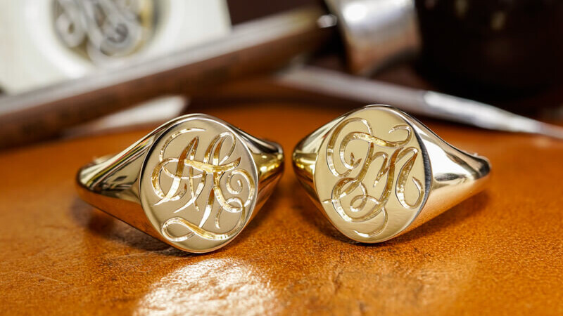 左右共に「MT」 筆記体をもとにした流れるようなデザイン(アルファベット2文字)