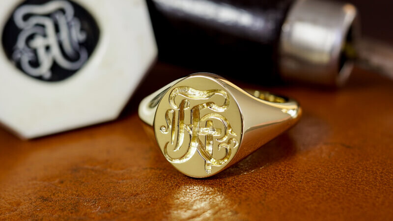 「FK、十字架」 紋章のようなデザイン