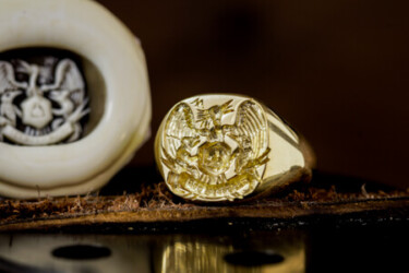 Hand Engraved Mellow Square Signet Ring「Full Coat of Arms」(K18YG) Hand Engraved Mellow Square Signet Ring「Full Coat of Arms」(K18YG)