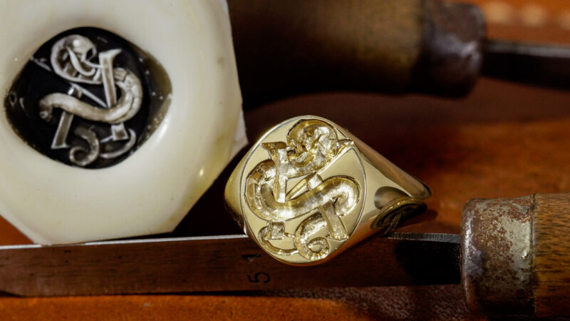 Hand Engraved Oval Signet Ring「K,Snake」(K18YG) Hand Engraved Oval Signet Ring「K,Snake」(K18YG)