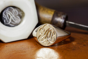 Hand Engraved Oval Signet Ring「AYN」(K9YG) Hand Engraved Oval Signet Ring「AYN」(K9YG)