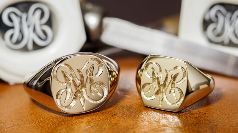 左右共に「KM(反転彫り)」 筆記体をもとにした流れるようなデザイン(アルファベット2文字)