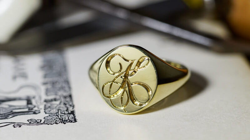 「K」 筆記体をもとにした流れるようなデザイン(アルファベット1文字)