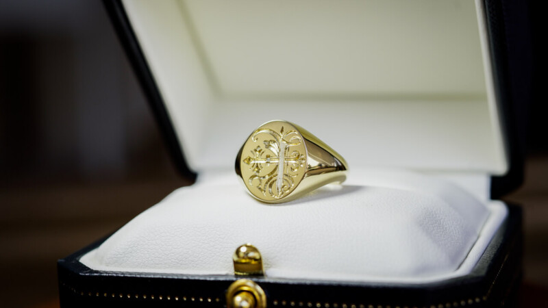 Hand Engraved Oval Signet Ring(K18YG) 「E+模様」_4