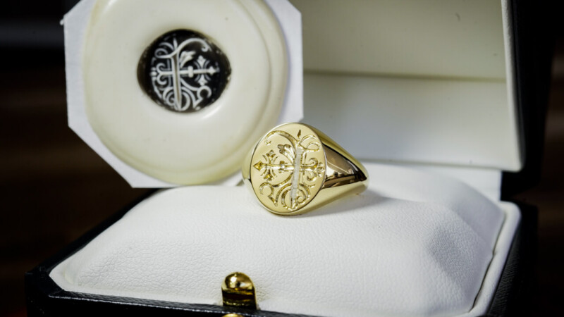 Hand Engraved Oval Signet Ring(K18YG) 「E+模様」_2