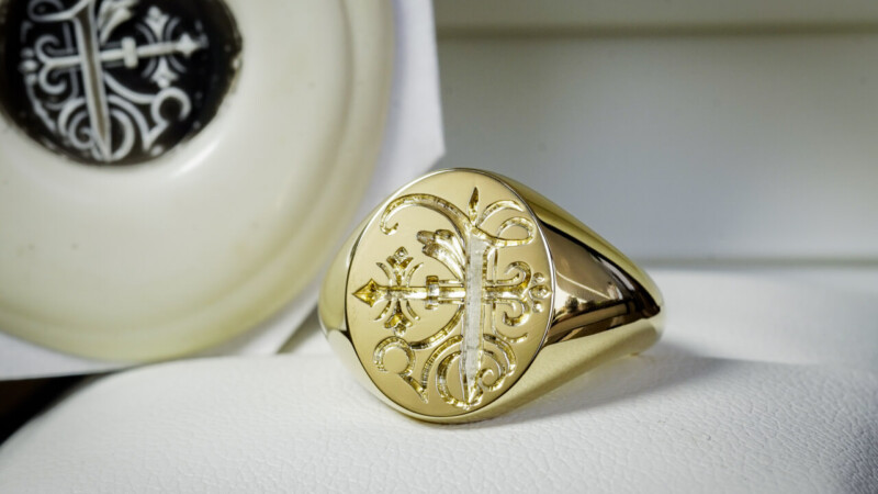 Hand Engraved Oval Signet Ring(K18YG) 「E+模様」