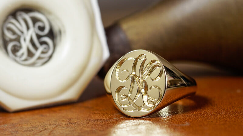 「KK」 筆記体をもとにした流れるようなデザイン(アルファベット2文字)