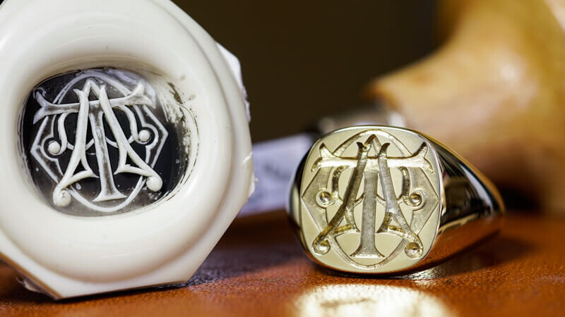 「OAT」 紋章のようなデザイン