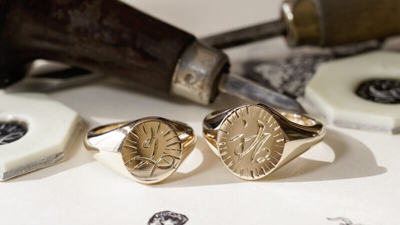 写真左側:「文+模様」、右側「祐+模様」 漢字のデザイン