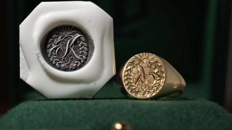 Hand Engraved Oval Signet Ring(K14YG) 「K+家紋(西六条家藤)+太陽」+「Strentle(裏面彫刻)」 Hand Engraved Oval Signet Ring(K14YG) 「K+家紋(西六条家藤)+太陽」+「Strentle(裏面彫刻)」